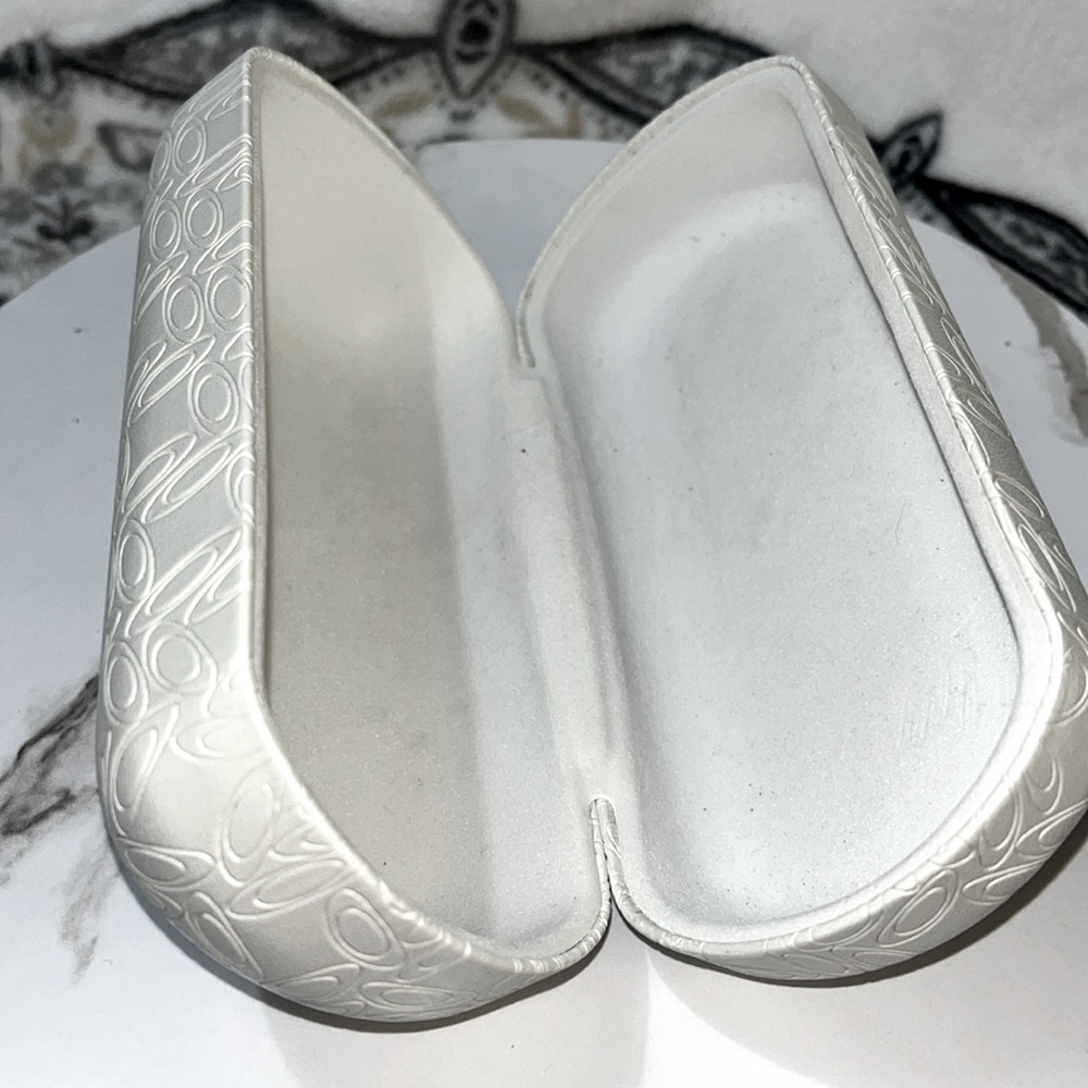 Oakley Logo "Signature O" Hard shell Men’s Sunglasses Case, White - Picture 6 of 7